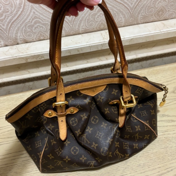 Louis Vuitton - Picture 2 of 6